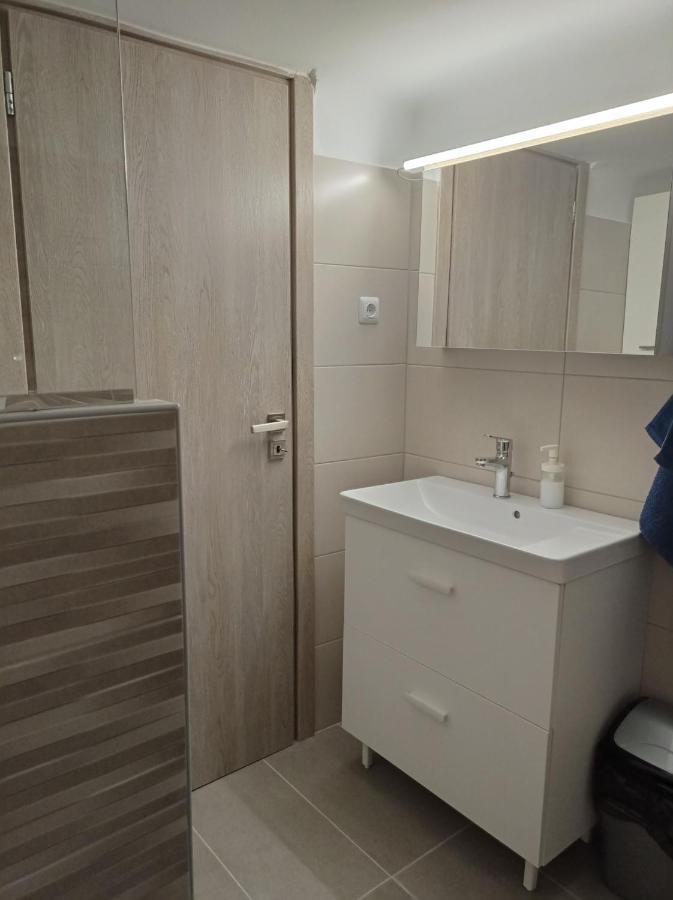 Central Town House 60M2**** Пирея Екстериор снимка